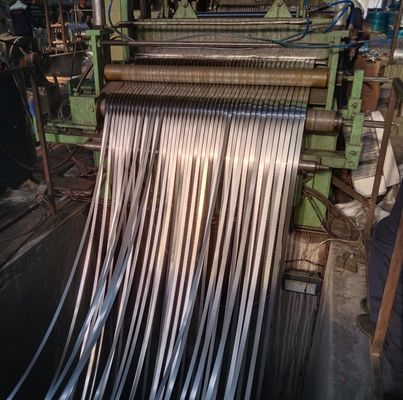 Superficie del espejo AISI 304 de acero inoxidable bobinas de banda 24ga borde del molino de hendiduras